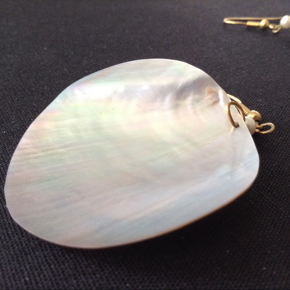 Vintage Large Round Shell Earrings - Picture 7 of 8