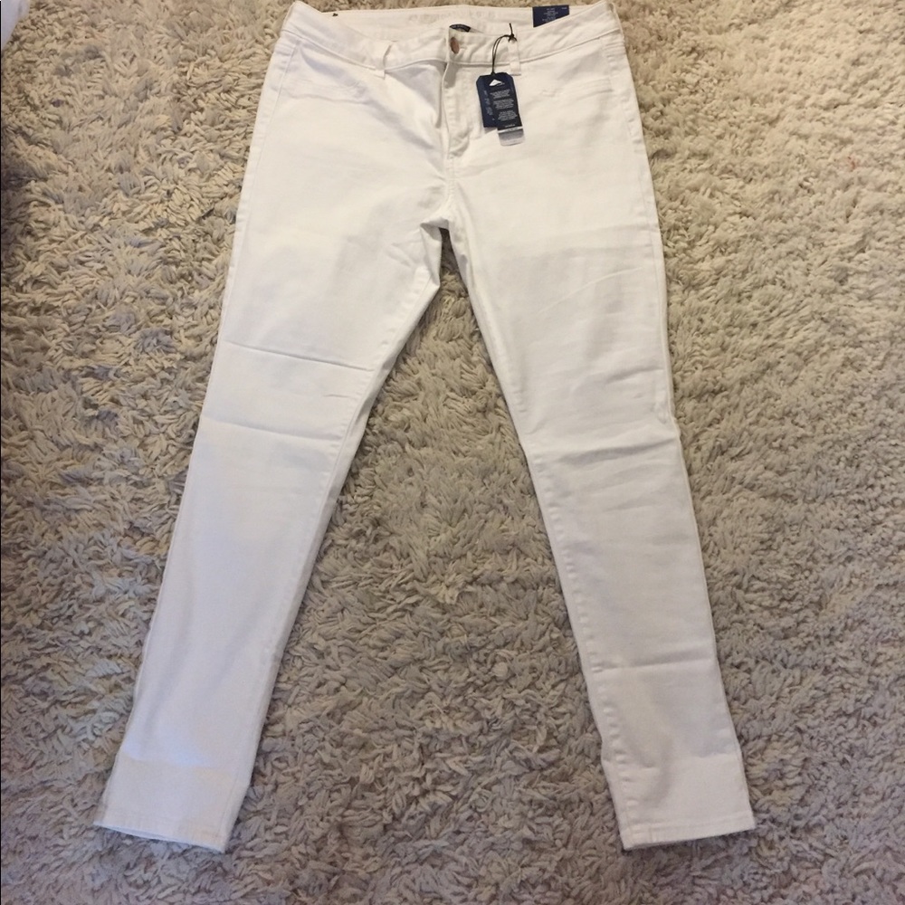 NWT WHITE AMERICAN EAGLE LOW RISE JEGGINGS!