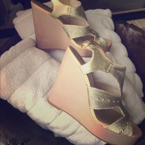 Subtle Gold Wedges