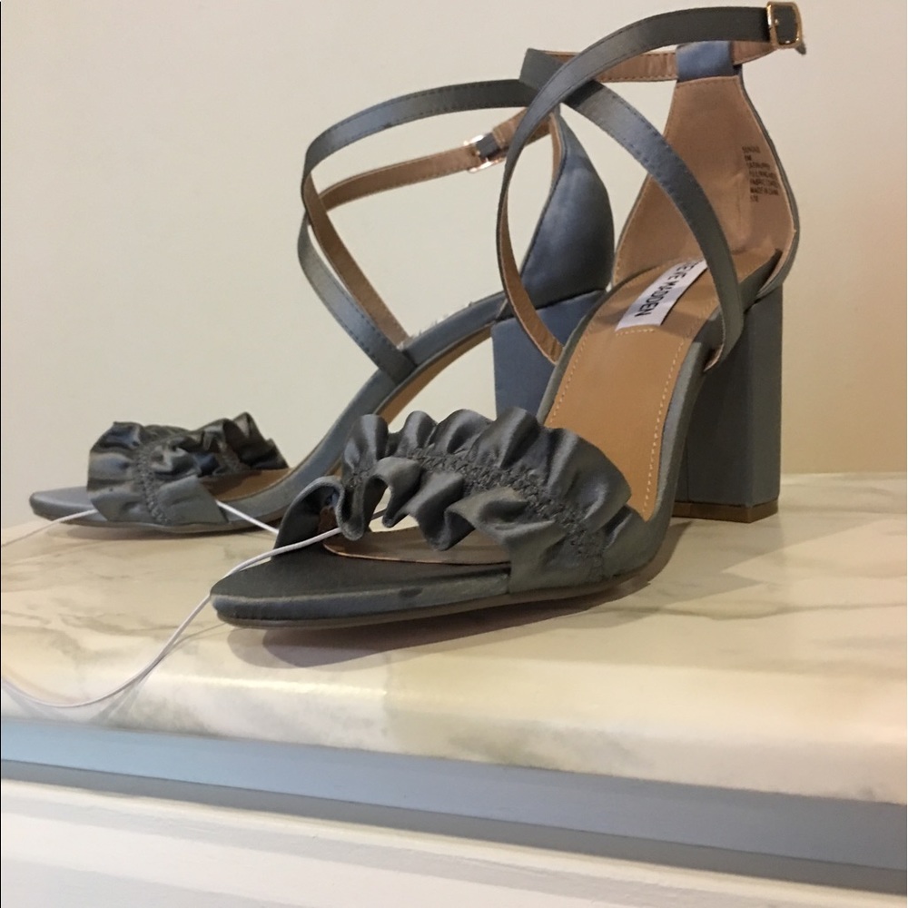 NEW Steve Madden Silver Wedges