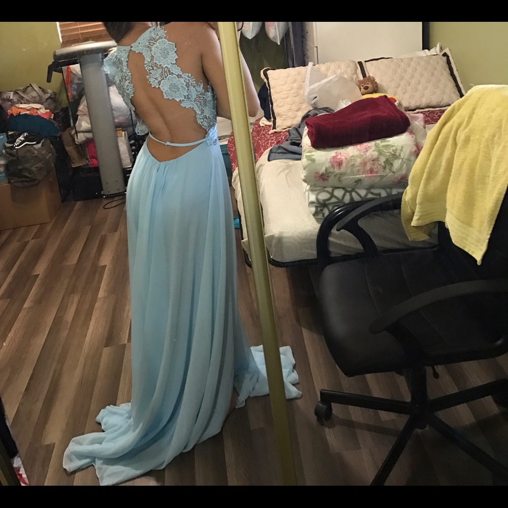 Prom dress, never worn out only to try on - Picture 2 of 5