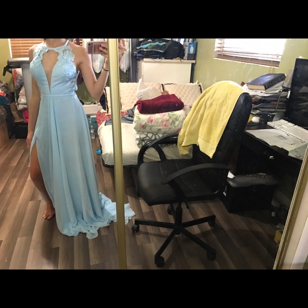 Prom dress, never worn out only to try on - Picture 3 of 5