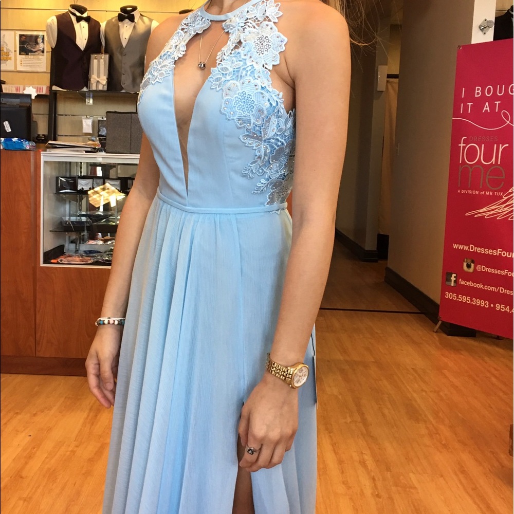 Prom dress, never worn out only to try on - Picture 4 of 5