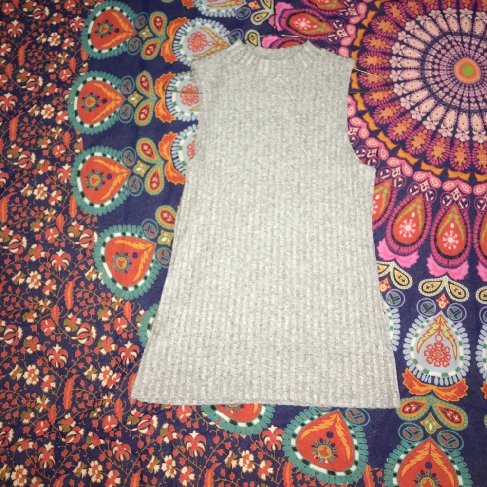gray high neck tank