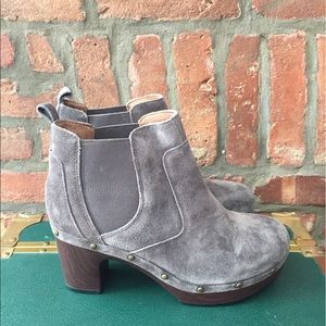 Clarks Originals grey suede clog booties, sz 8