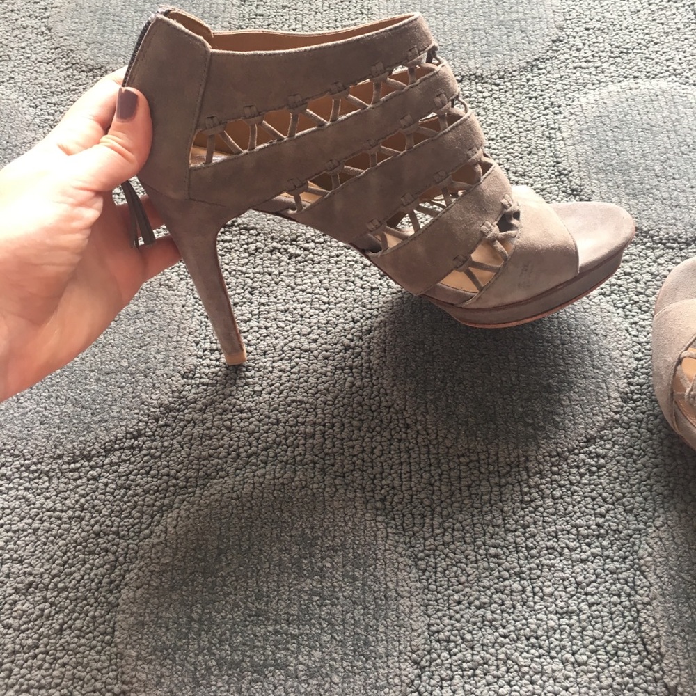 Elite Tahari gray heels