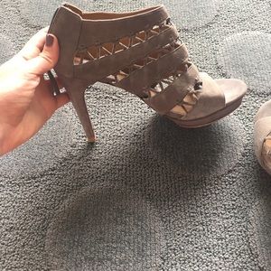 Elite Tahari gray heels