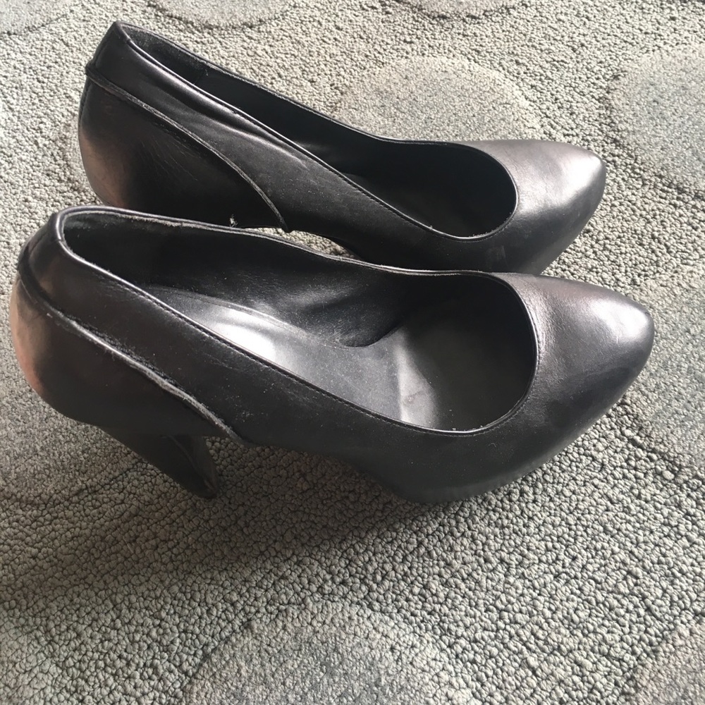 Black Elizabeth and James pumps