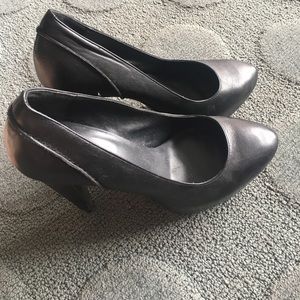Black Elizabeth and James pumps