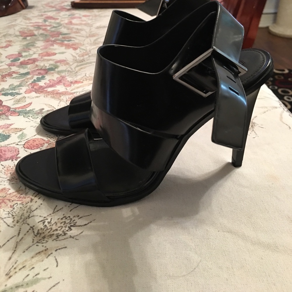 Open toe shoes