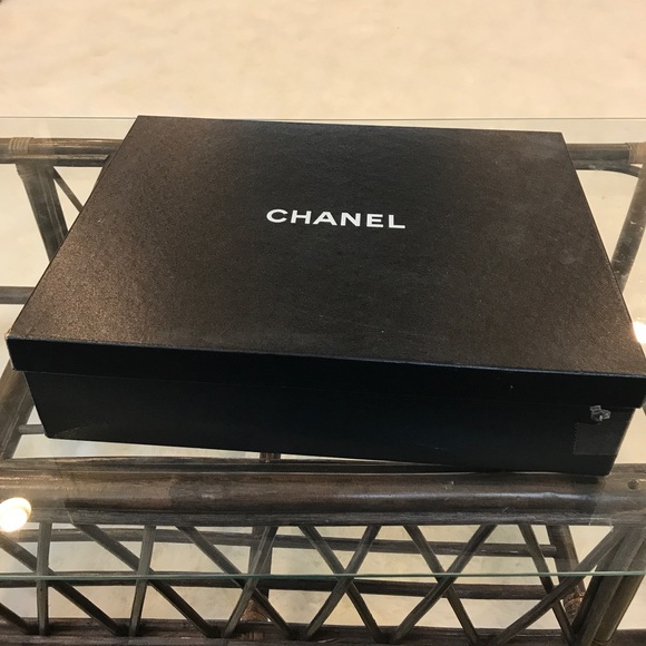 Authentic Chanel mid calf boots. Size 35.5 $725.00 - Picture 2 of 7