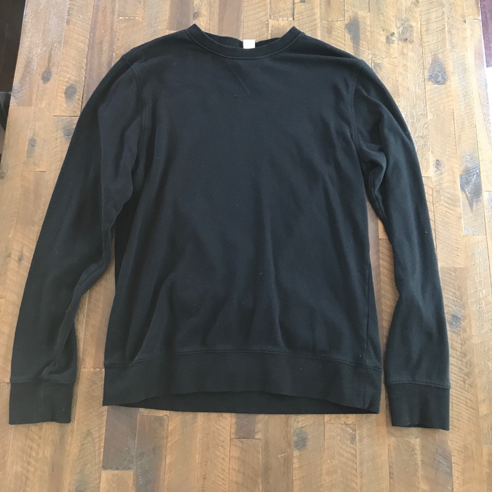 Men's H&M black crew neck.