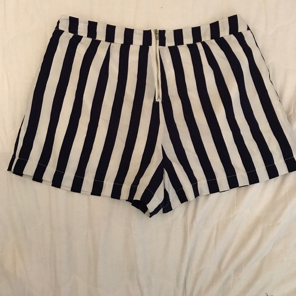 High waisted shorts - Picture 2 of 3