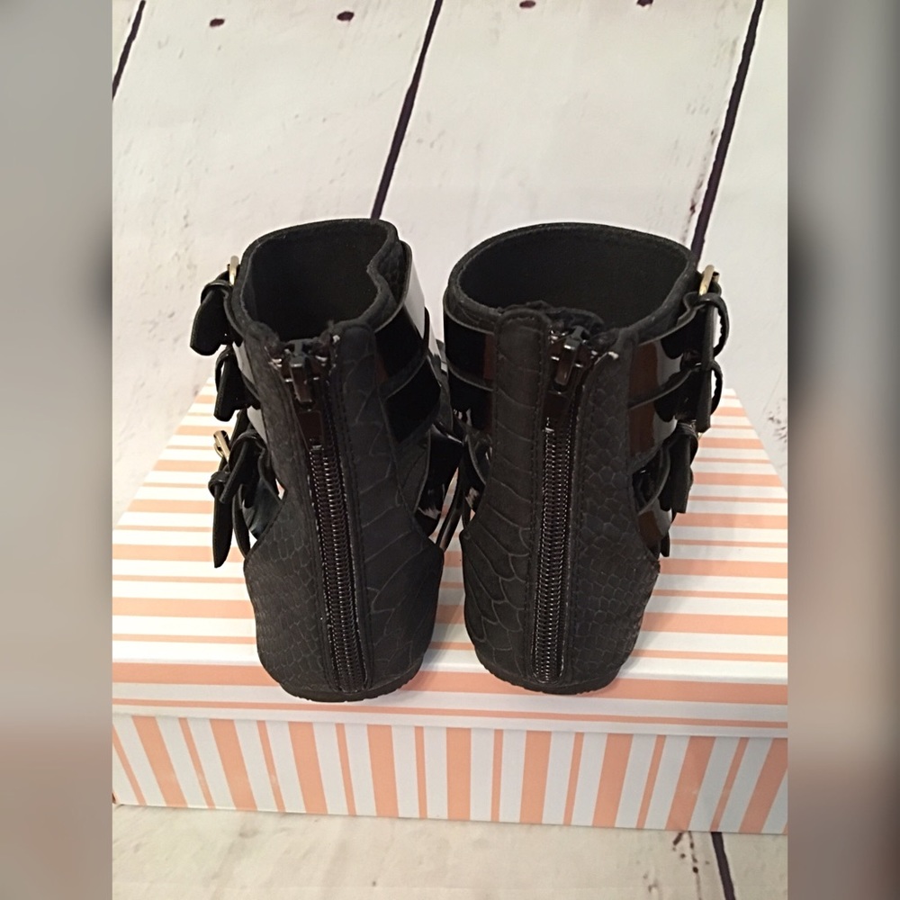 💕Beautiful black strappy flat-! 💕 - Picture 4 of 4