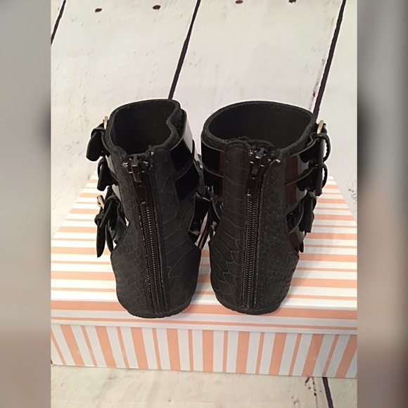 💕Beautiful black strappy flat-! 💕 - Picture 4 of 4