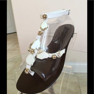 Dizzy white sandals 👡