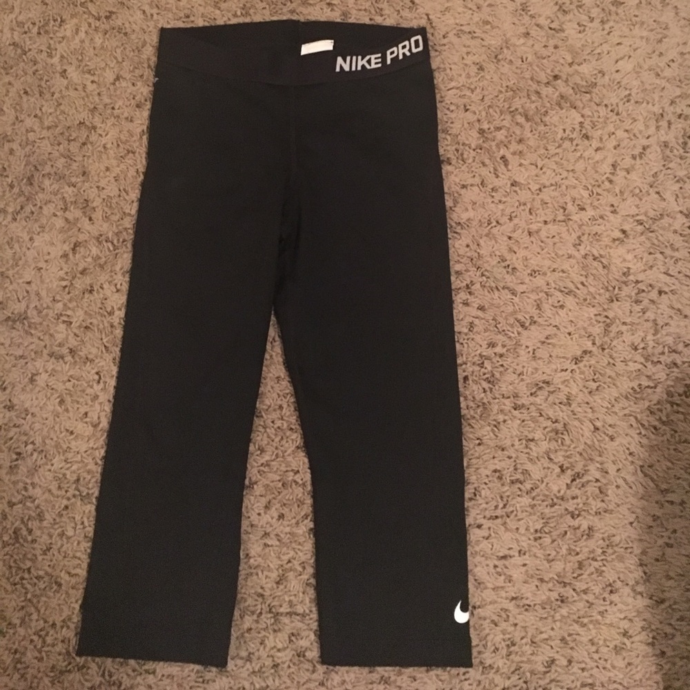 Nike pro crops