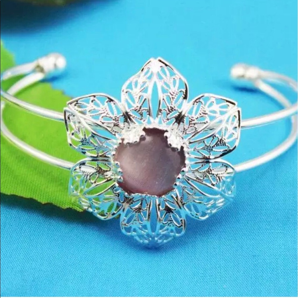 SILVER BRACELET WITH CATEYE CENTER GEM