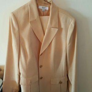 Suit with skirt with belt