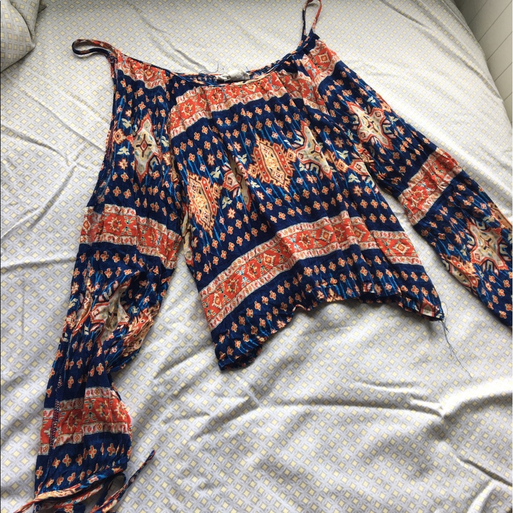LA hearts size small cold shoulder top super comfy