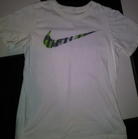 4 NIKE SHIRTS! - Picture 4 of 6
