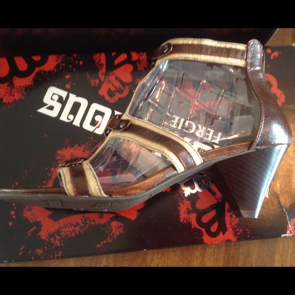 NIB Fergalicious by Fergie Bashful khaki size 11