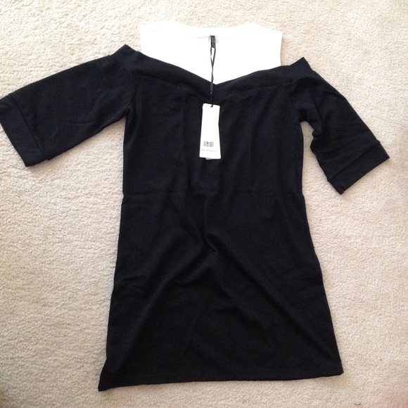 💵 NEED GONE!! Cold shoulder dress - Picture 2 of 5