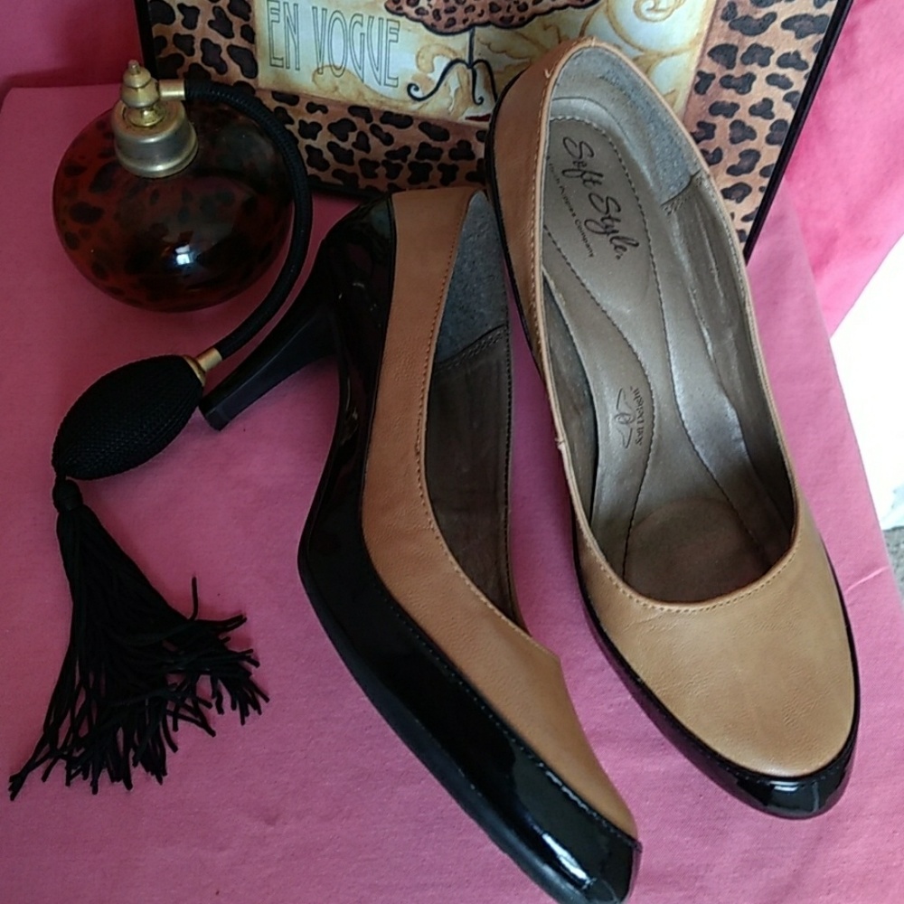 Soft Style tan & black patent all occasion heel