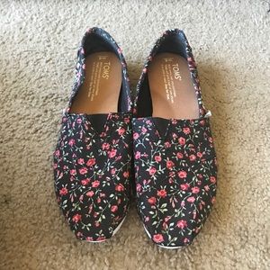 Floral La Vie Est Belle TOMS, size 6