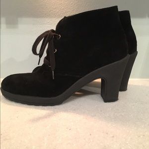 Aerosoles Ruffalo Wing Suede Bootie - Black 8.5M