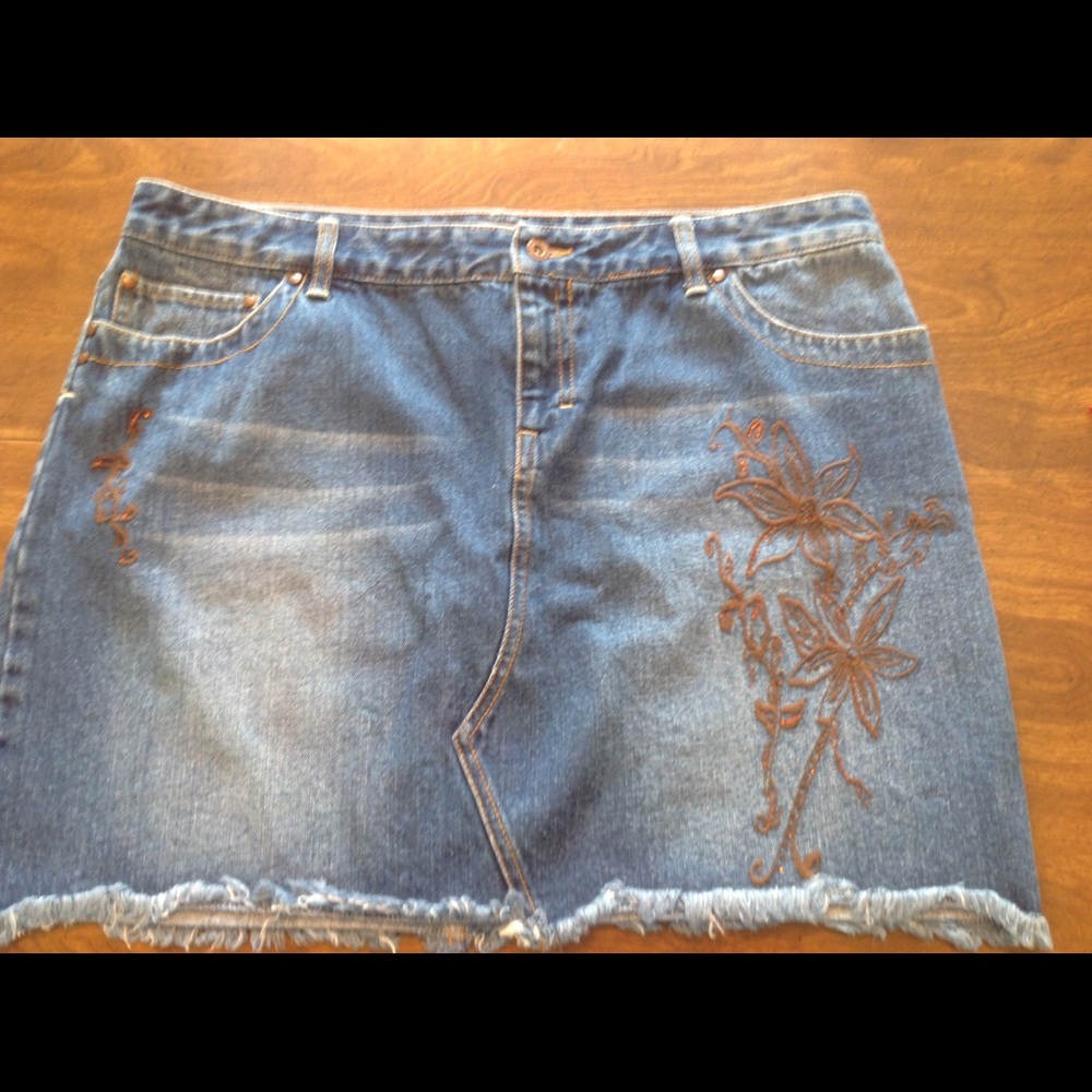 EUC Tommy Hilfiger. No rip or stains. Size 14.