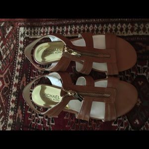Michael Kors Berkeley T-Strap Flat Sandals 6