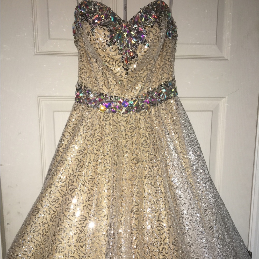 Size 2 Tony Bowls Le Gala ball gown
