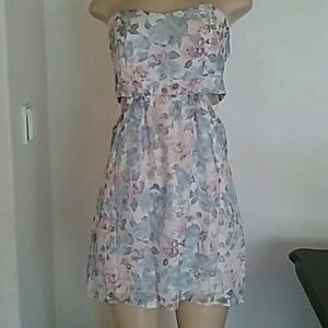 Flowered dress estraples
