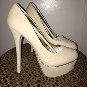 Nude pumps