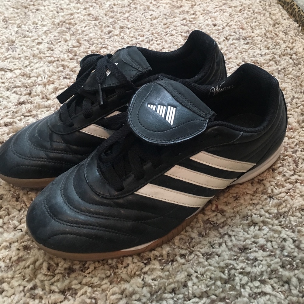 Indoor soccer shoes