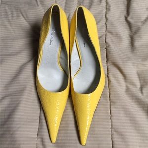 Yellow pumps