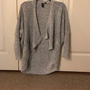 Grey sweater w pockets!