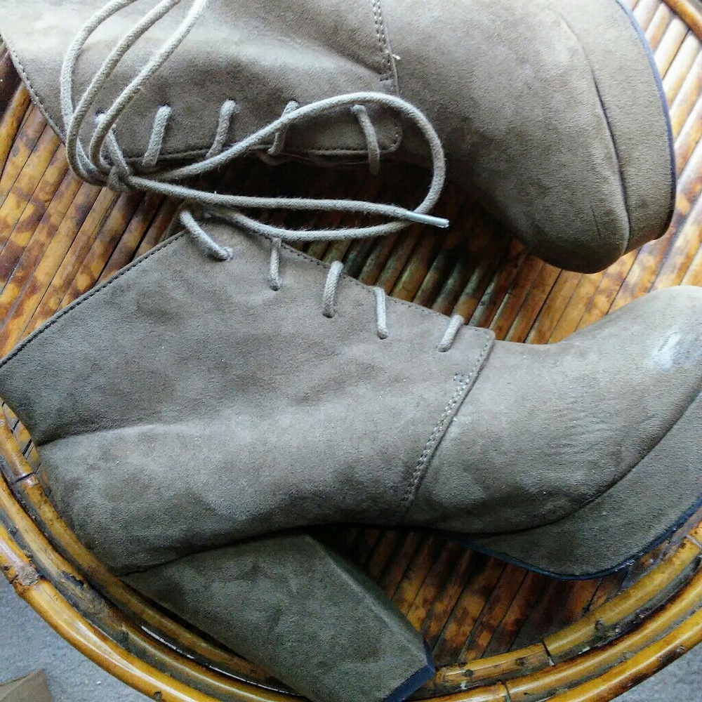 Green ankle platform boots!