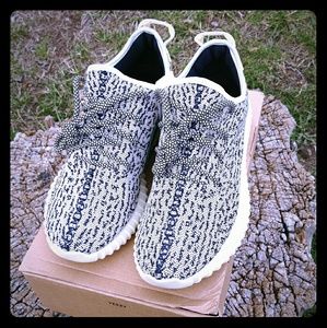 Yeezy 350 Boost Turtle Dove UA