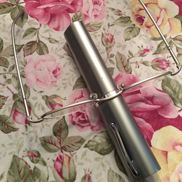 3 Pairs Reading Glasses +1.25 with cases - Picture 3 of 4