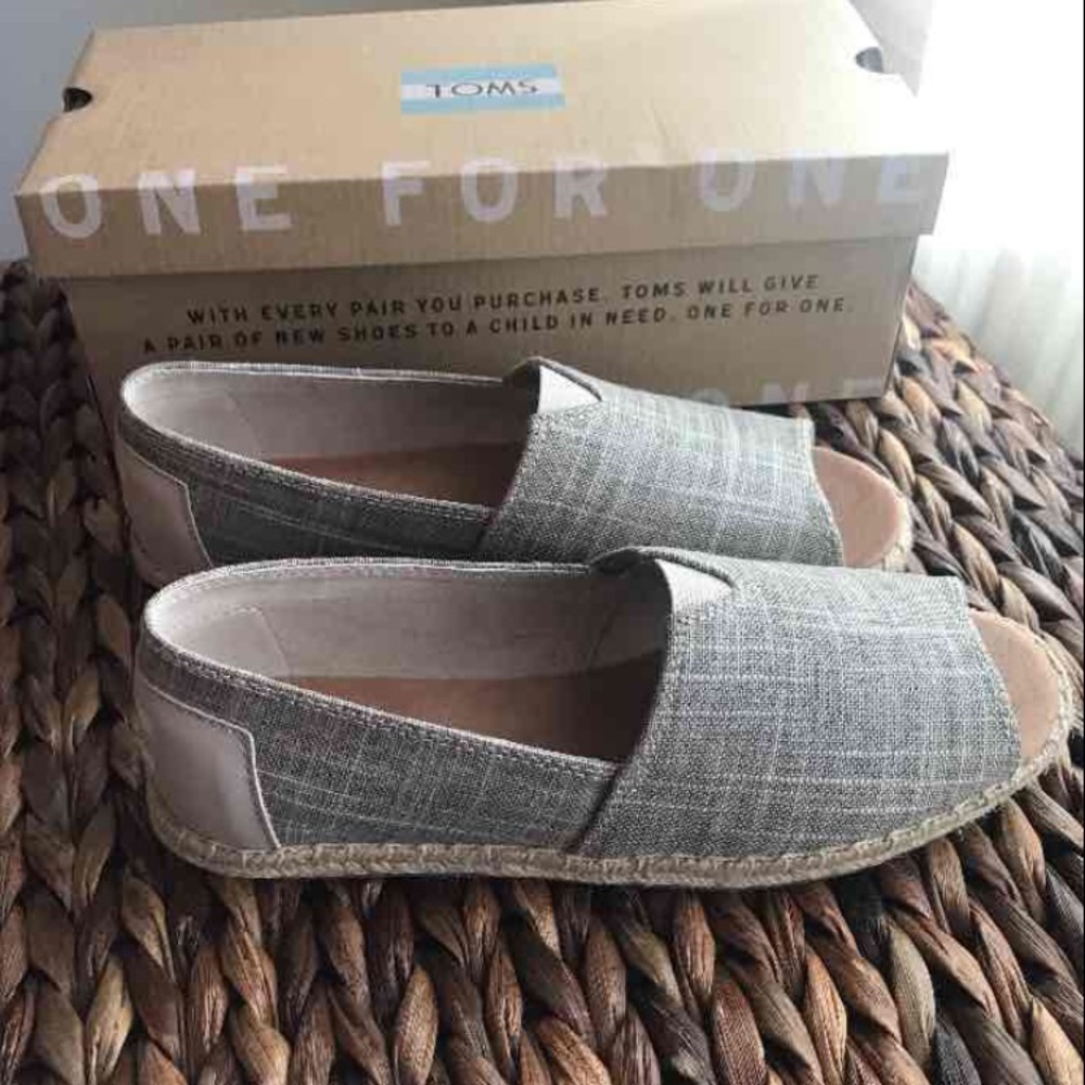 TOMs open toe in metallic linen