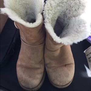 Woman's chestnut Bailey button uggs