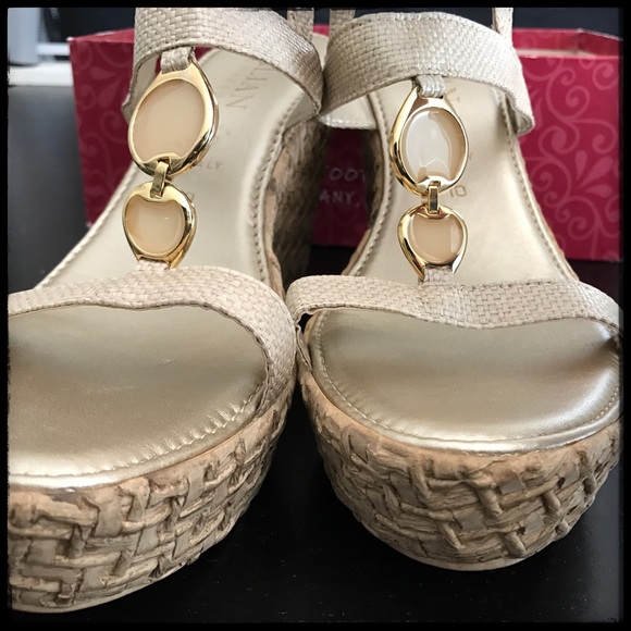 Italian Shoemakers Platform Sandals - Picture 2 of 4