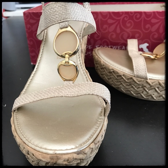 Italian Shoemakers Platform Sandals - Picture 3 of 4