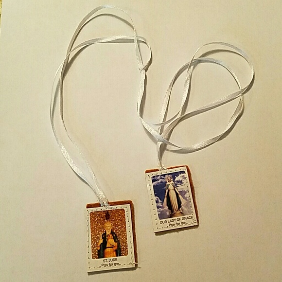 Vintage Jewelry - Vingtage Christian Scapular