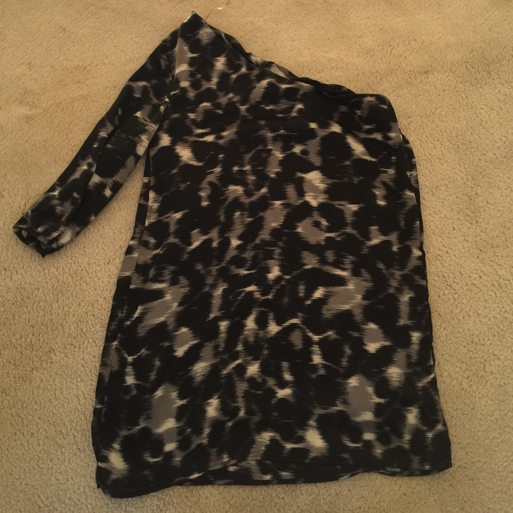 One shoulder 3/4 length top. Black with Gray print