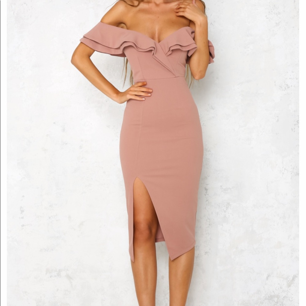 Hello Molly Blush shoulder ruffle dress 🔥🔥