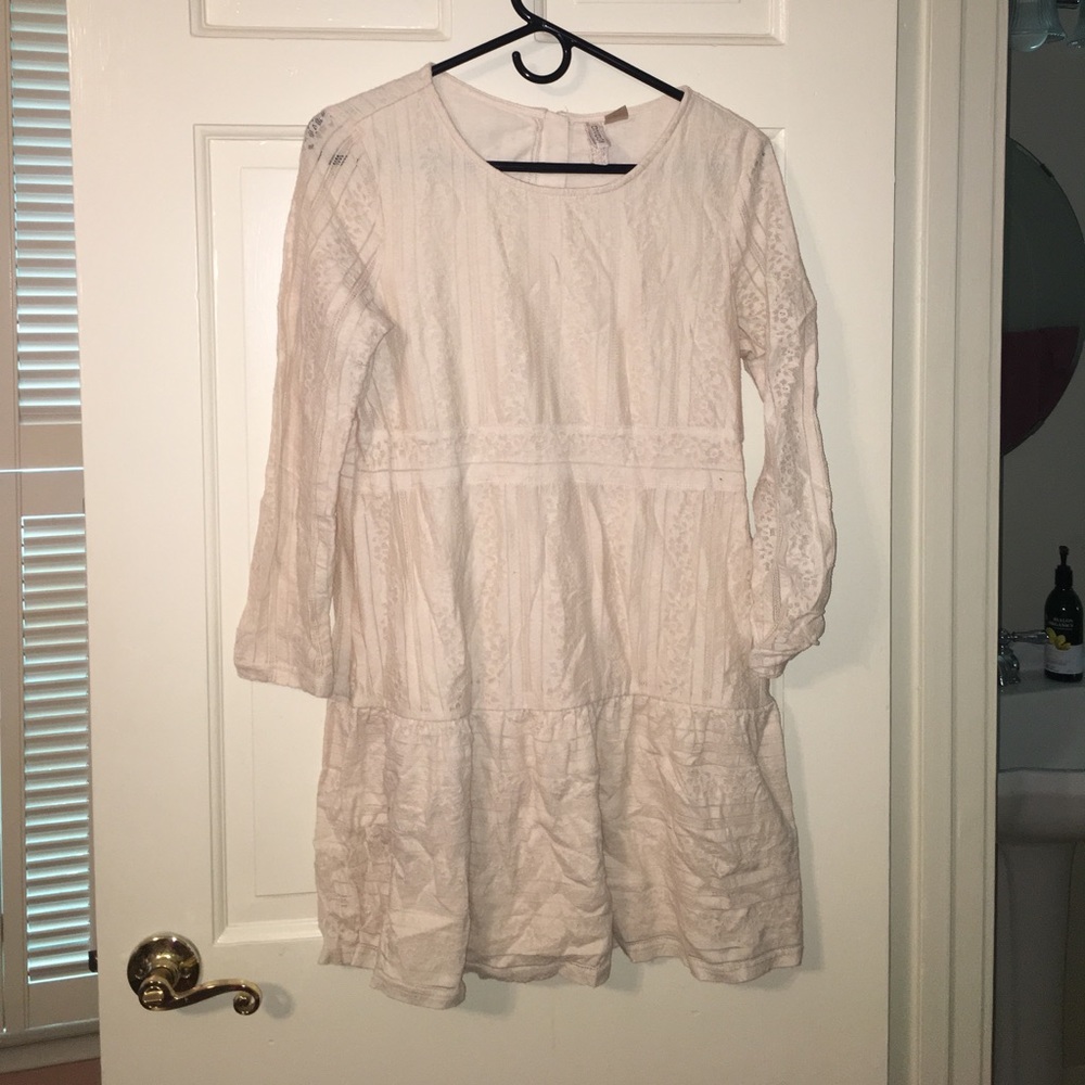 Beige laced dress, half sleeve