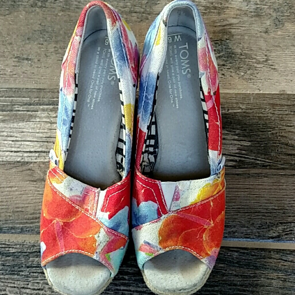 TOMS floral wedges, size 6